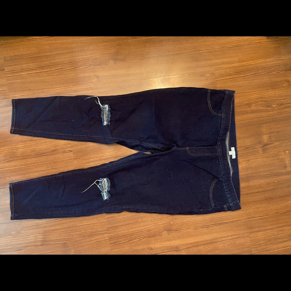 Skinny jeans with distressed knees